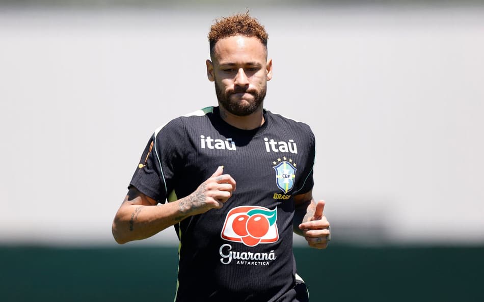 Neymar vai a campo e treina com a Seleção Brasileira