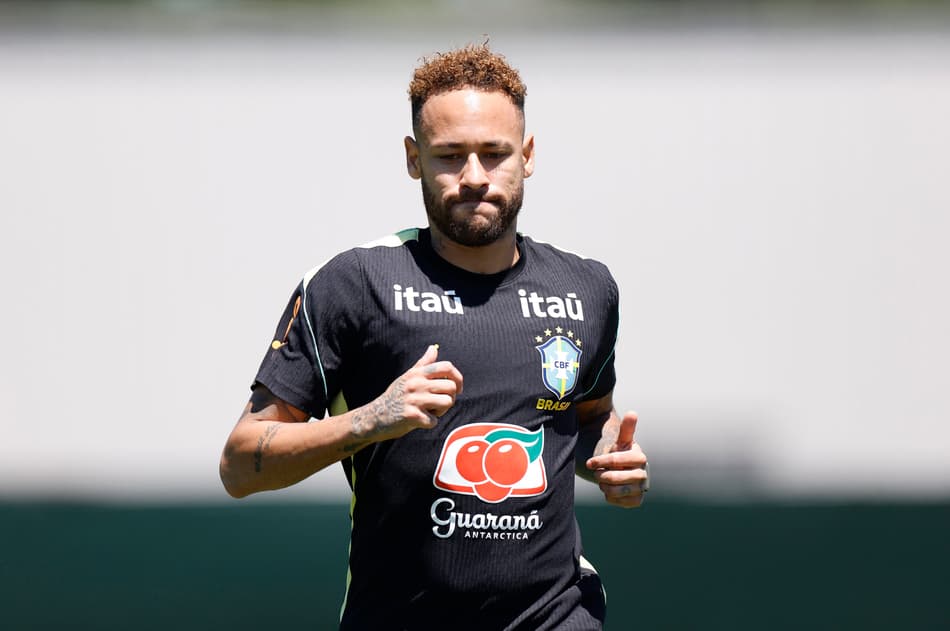 Neymar vai a campo e treina com a Seleção Brasileira
