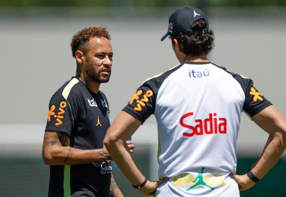 Neymar vai a campo e treina com a Seleção Brasileira