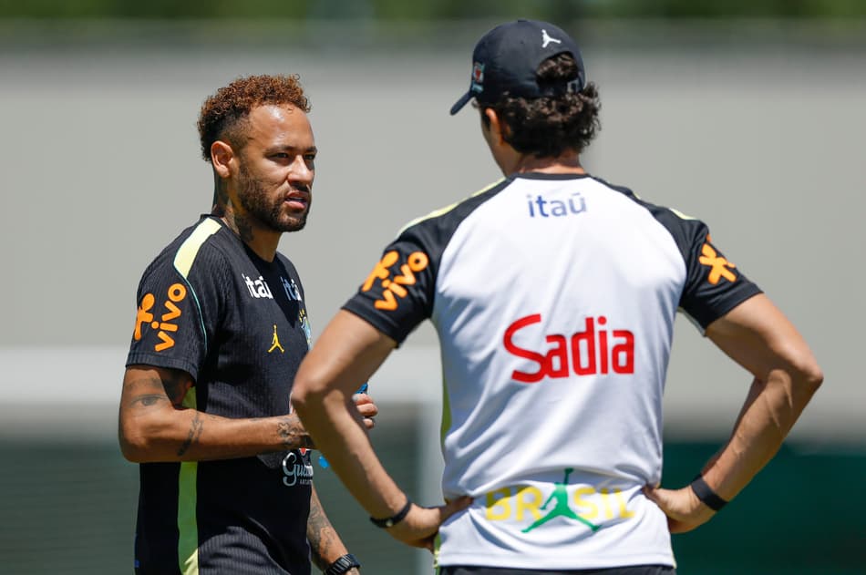 Neymar vai a campo e treina com a Seleção Brasileira