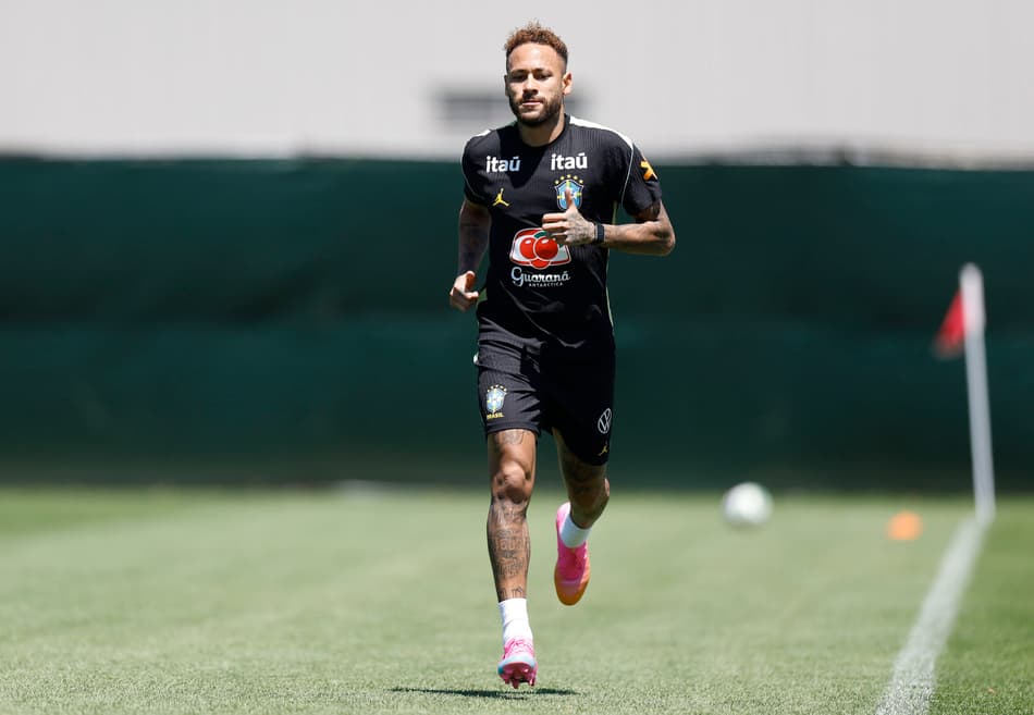 Neymar vai a campo e treina com a Seleção Brasileira