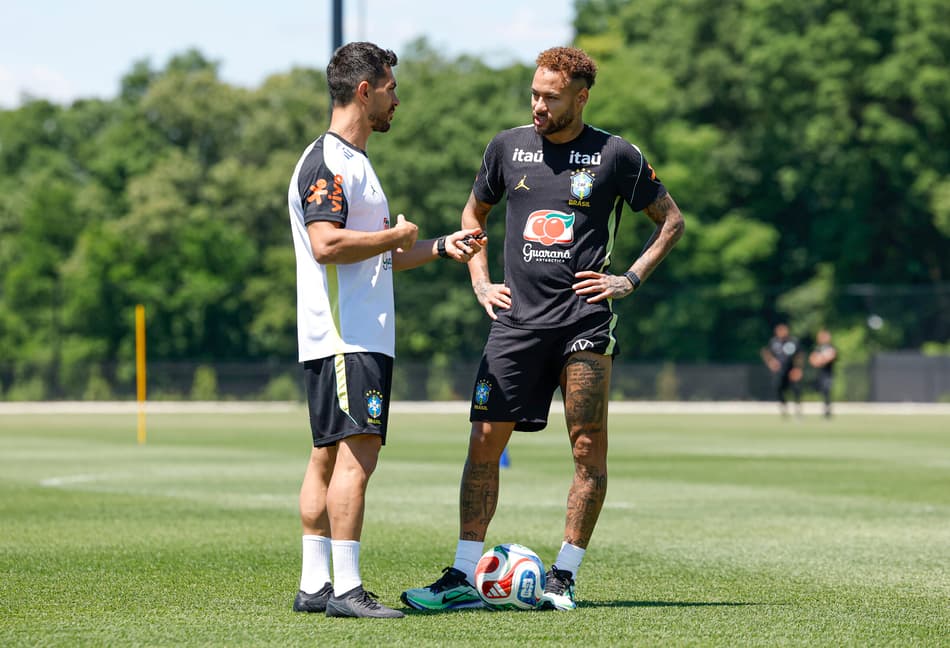 Neymar vai a campo e treina com a Seleção Brasileira