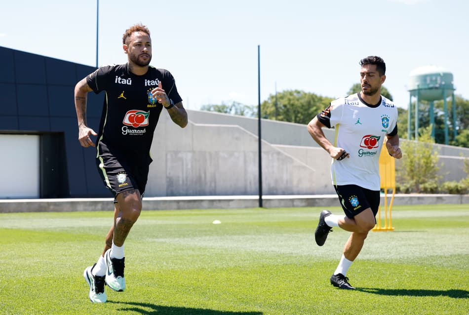 Neymar vai a campo e treina com a Seleção Brasileira