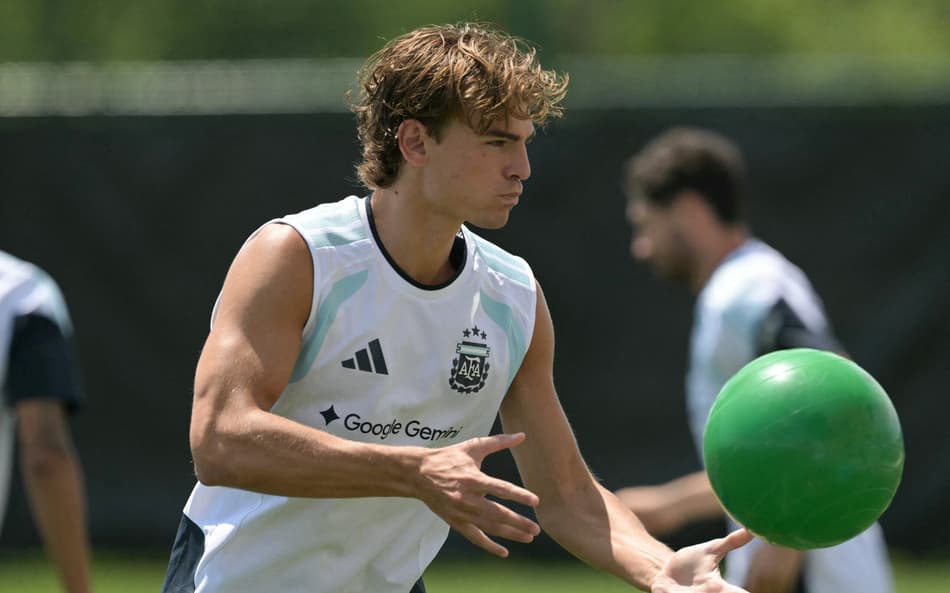 Nico Paz treinado pela seleção da Argentina
