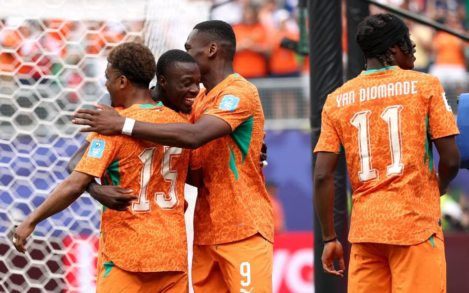 Nicolas Pépé é abraçado por companheiros após marcar gol pela Costa do Marfim sobre Curaçao, na Copa do Mundo