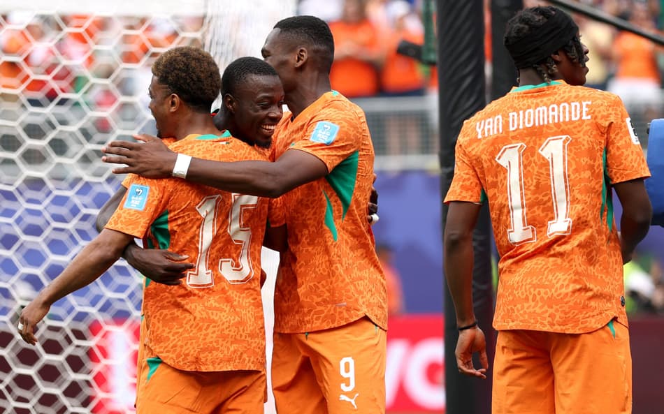 Nicolas Pépé é abraçado por companheiros após marcar gol pela Costa do Marfim sobre Curaçao, na Copa do Mundo