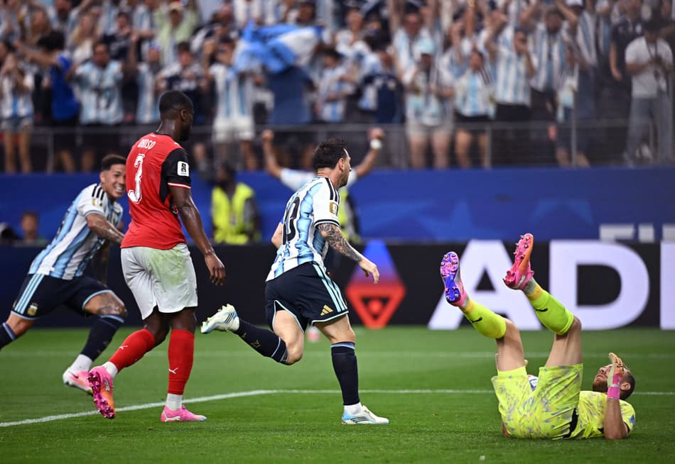 O atacante argentino Lionel Messi comemora após marcar o gol de abertura durante a partida do Grupo J da Copa do Mundo de 2026 entre Argentina e Áustria