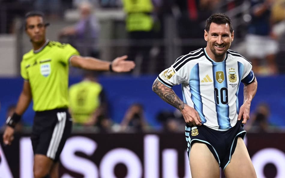 O atacante argentino Lionel Messi reage após perder um pênalti durante a partida do Grupo J da Copa do Mundo de 2026 entre Argentina e Áustria (Foto: Paul ELLIS / AFP)