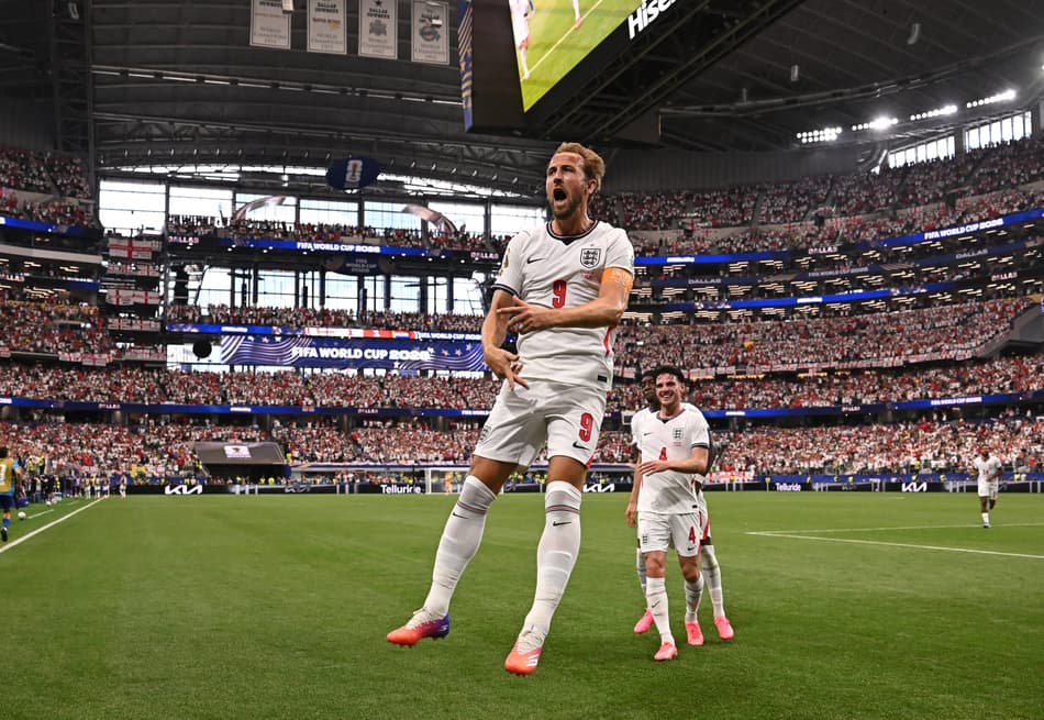 O atacante da Inglaterra Harry Kane comemora após marcar o segundo gol de sua equipe durante a partida do Grupo L da Copa do Mundo de 2026 entre Inglaterra e Croácia