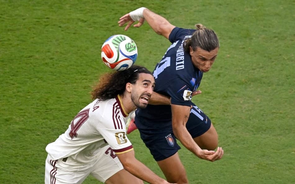 O espanhol Marc Cucurella e o uruguaio Canobbio disputam a bola no alto