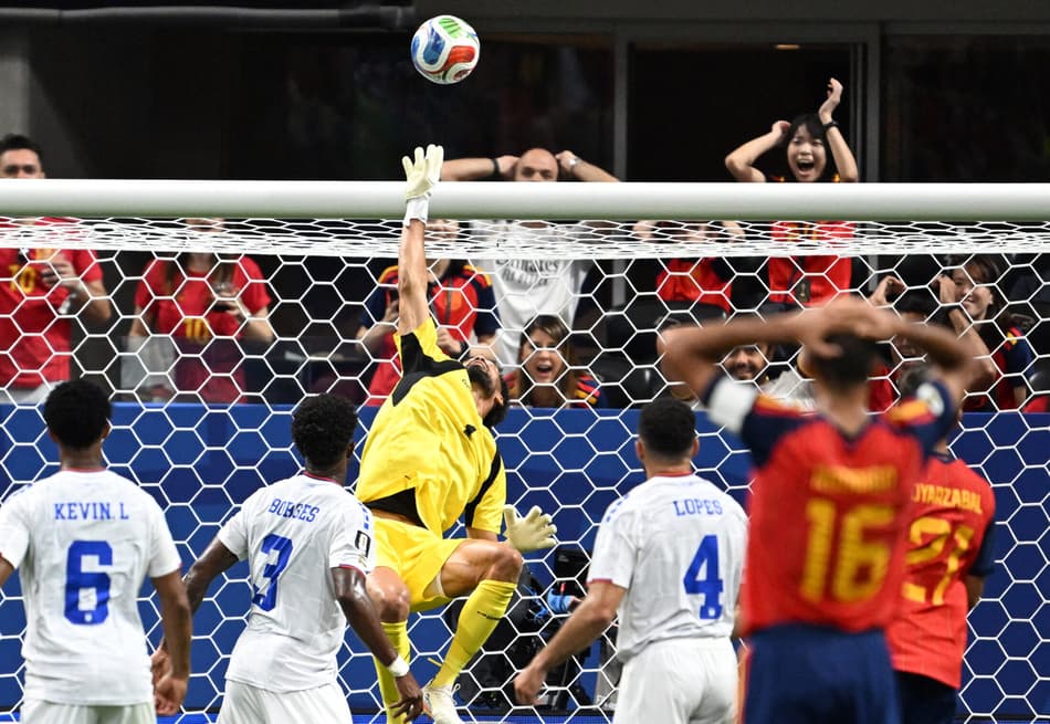 O goleiro de Cabo Verde, Vozinha, faz uma defesa durante a partida do Grupo H da Copa do Mundo de 2026 entre Espanha e Cabo Verde