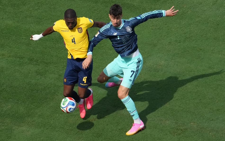 O zagueiro equatoriano Joel Ordonez e o atacante alemão Kai Havertz disputam a bola durante a partida do Grupo E da Copa do Mundo de 2026 entre Equador e Alemanha