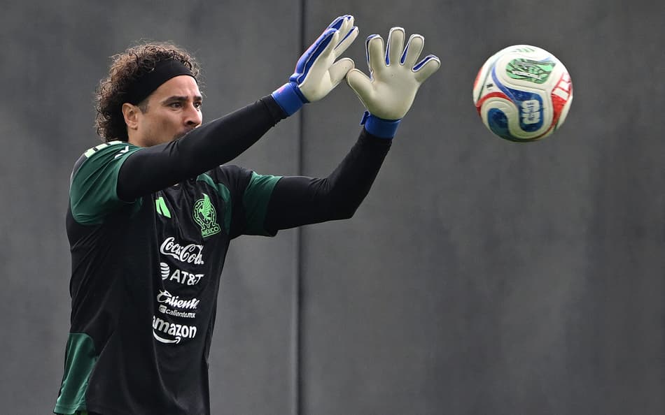 O goleiro do México, Guillermo Ochoa (nº 13), participa de uma sessão de treinamento durante o torneio da Copa do Mundo de 2026, no Centro de Alto Rendimiento (CAR), na Cidade do México (Foto: Carl De Souza / Afp)