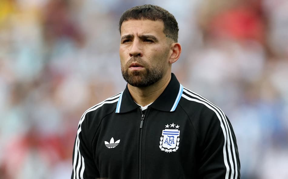 Otamendi durante o hino nacional da Argentina em amistoso contra Honduras