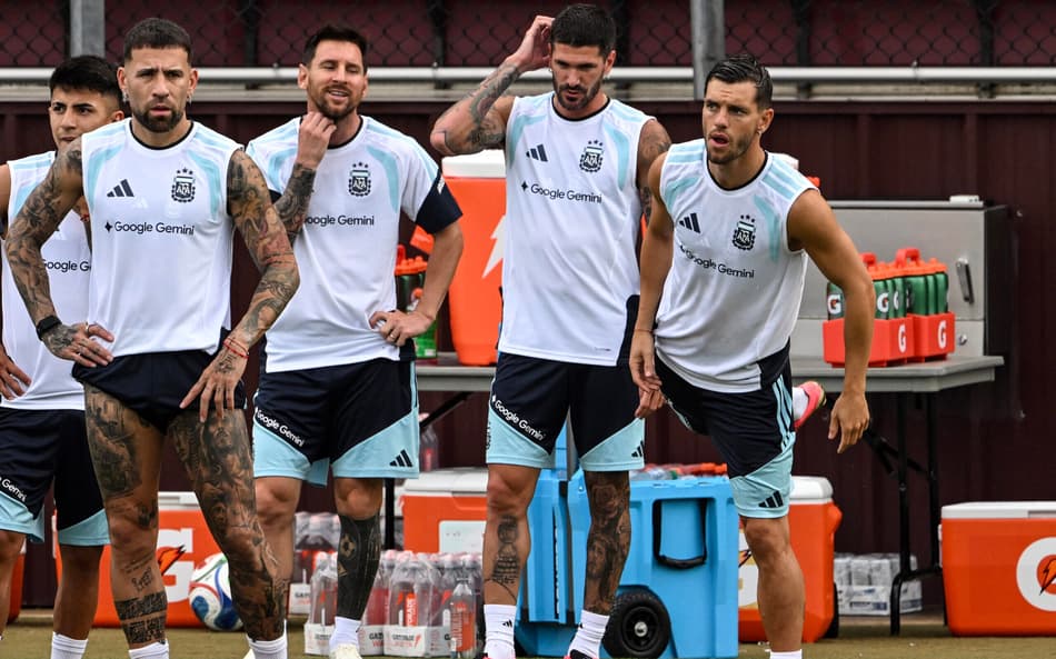 Otamendi em treino da Argentina com Almada, Messi, De Paul e Lo Celso