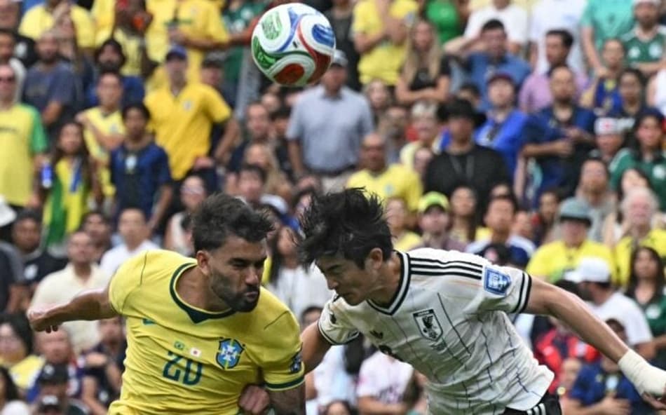 Paquetá disputa a bola de cabeça na vitória do Brasil sobre o Japão