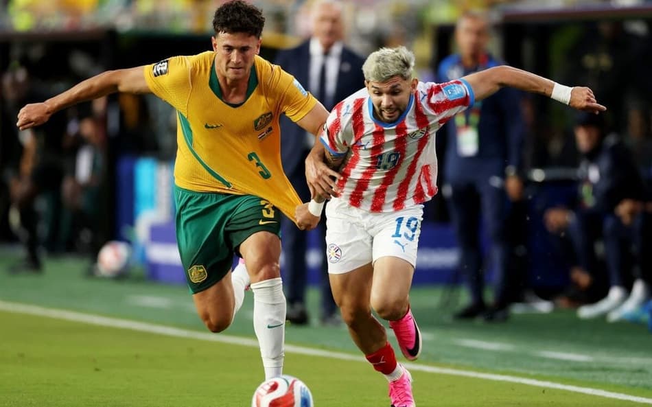 Paraguaio Julio Enciso disputa a bola com o australiano Alessandro Circa