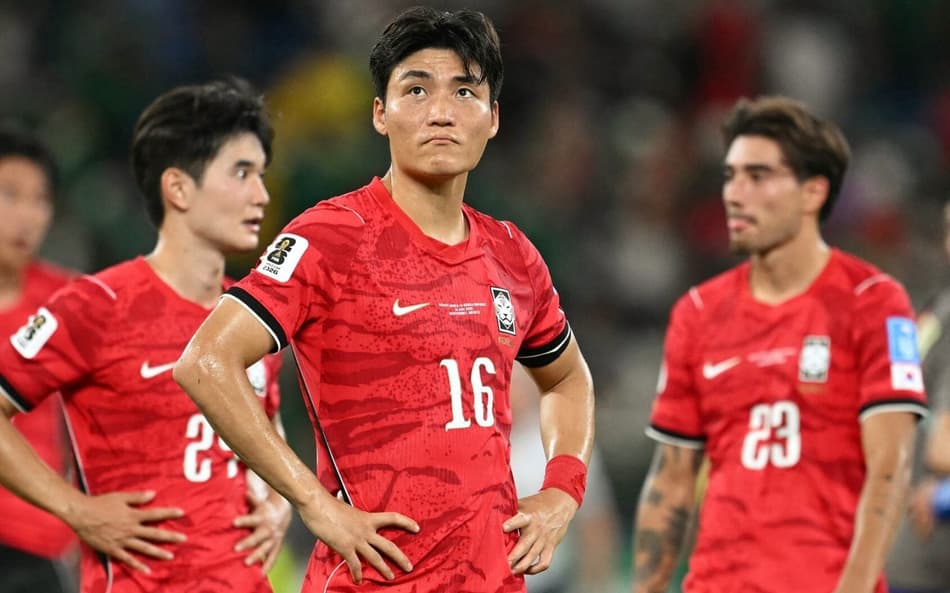 Park Jin-seob e companheiros da Coreia do Sul lamentam eliminação na primeira fase da Copa