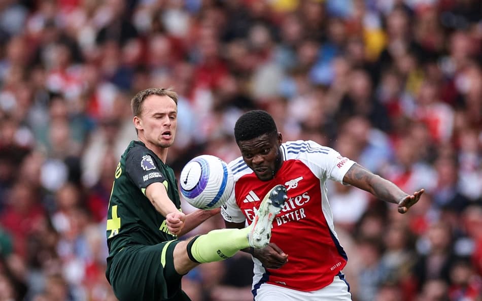 Partey e Damsgaard disputam bola em Arsenal x Brentford