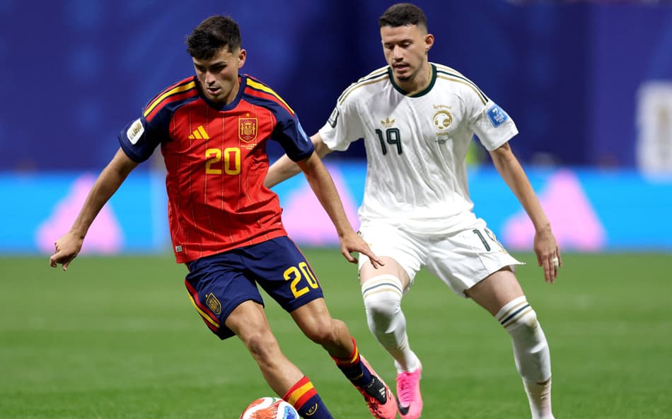 Pedri, da Espanha, perseguido por marcador da Arábia Saudita em jogo da Copa do Mundo