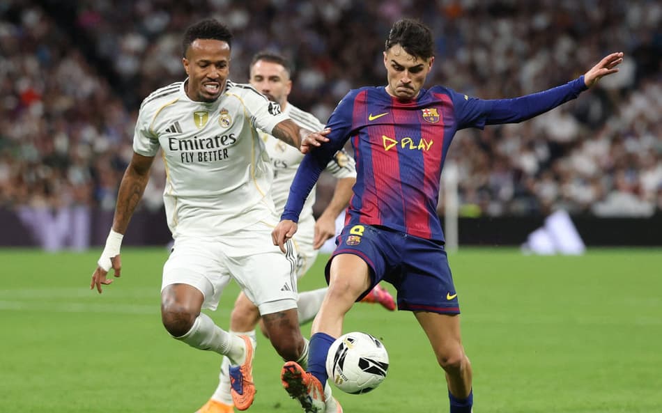 Pedri em ação no El Clásico (Foto: Oscar del Pozo/AFP)