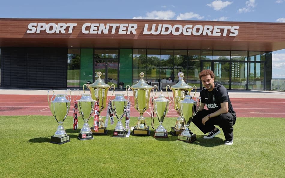 Pedro Naressi e os troféus conquistados no Ludogorets (Foto: Divulgação / PFC Ludogorets)