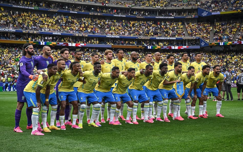 Periflados para foto, todos os jogadores da Seleção Brasileira posam vestindo camisa amarela, short azul e meião branco