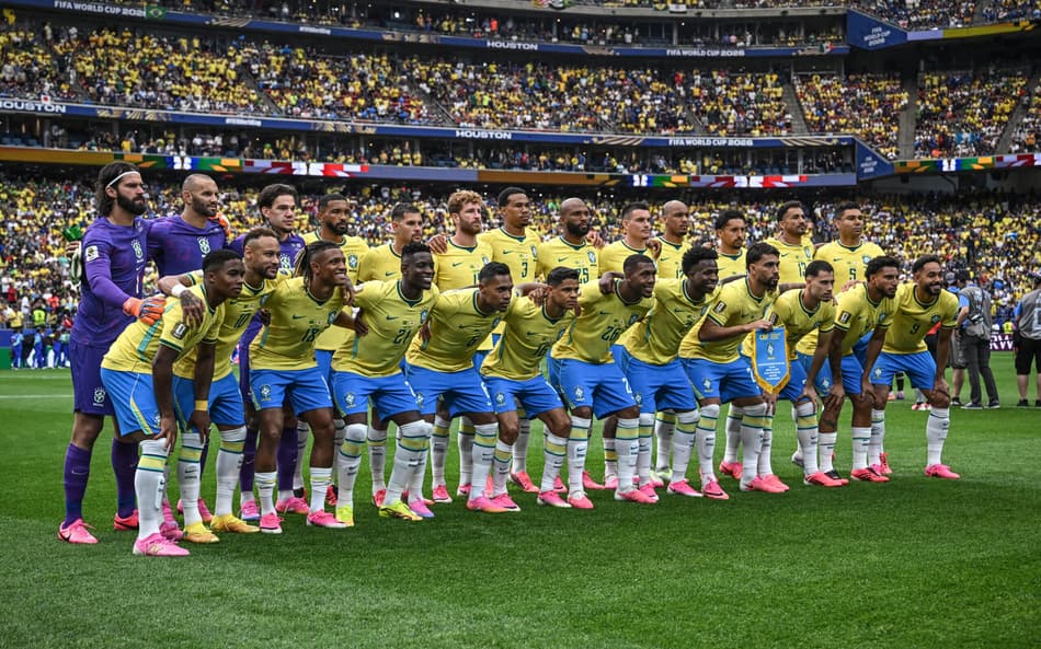 Periflados para foto, todos os jogadores da Seleção Brasileira posam vestindo camisa amarela, short azul e meião branco