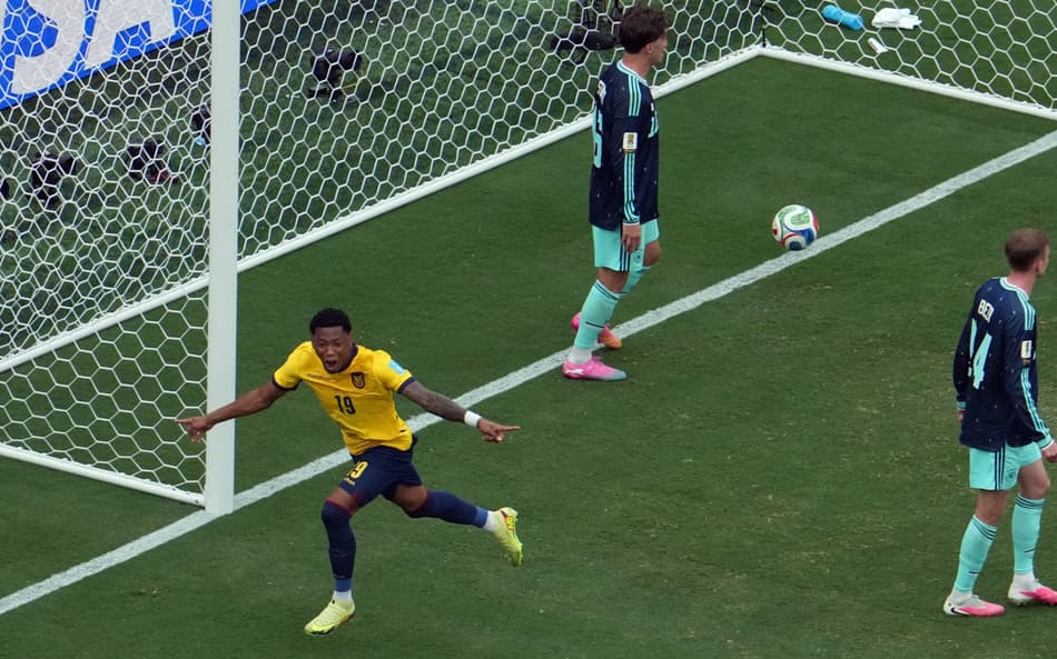 Plata celebra de braços abertos o gol da vitória do Equador contra a Alemanha (Foto: TIMOTHY A. CLARY / AFP)