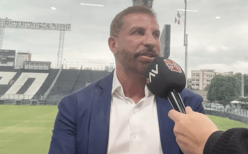 Presidente Pedrinho concede entrevista após afastamento da SAF do Vasco, ao fundo está o estádio de São Januário