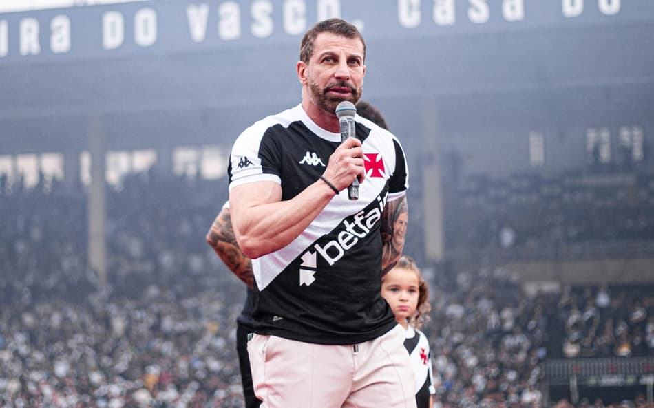 Presidente do Vasco, Pedrinho discursa durante apresentação de Coutinho em São Januário