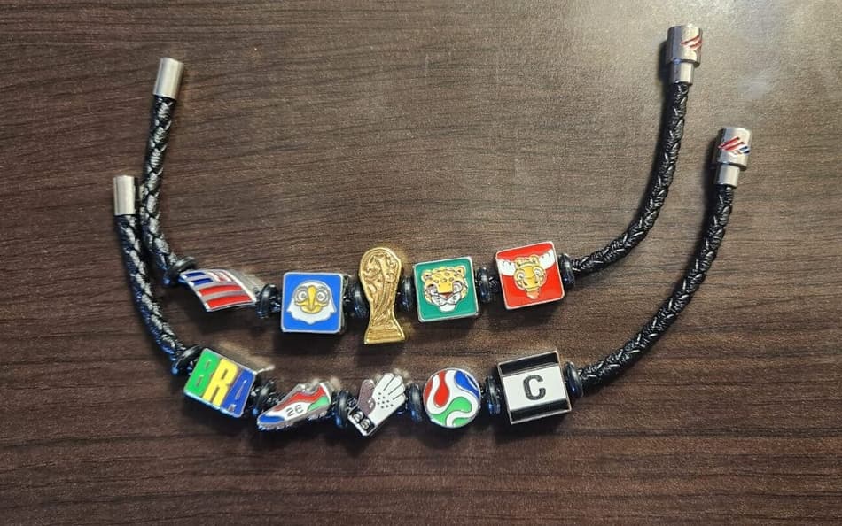 Pulseiras dadas como brinde na Copa do Mundo viram febre (Foto: Márcio Iannacca/Lance!)