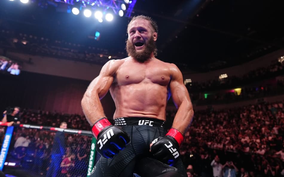 Rafael Fiziev grita em comemoração de vitória no UFC Baku