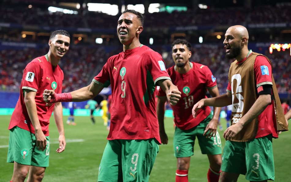 Rahimi comemora o gol da vitória de Marrocos sobre o Haiti na Copa do Mundo ao lado de seus companheiros