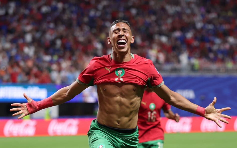 Rahimi corre em direção aos torcedores para comemorar o gol marcado na vitória de Marrocos sobre o Haiti na Copa do Mundo