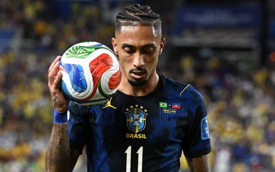 Raphinha segura a bola durante Brasil x Haiti