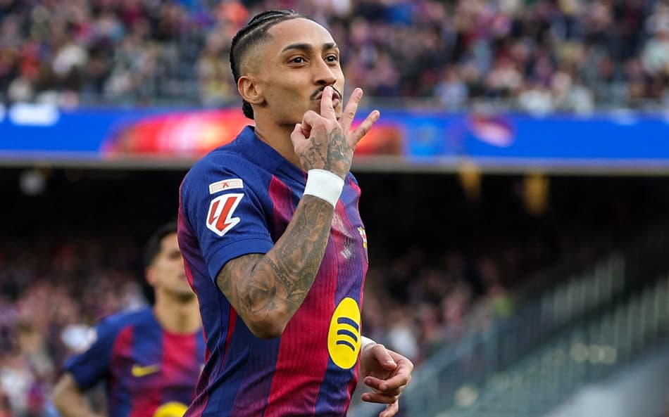 Raphinha comemora hat-trick na vitória do Barcelona sobre o Sevilla, pela La Liga