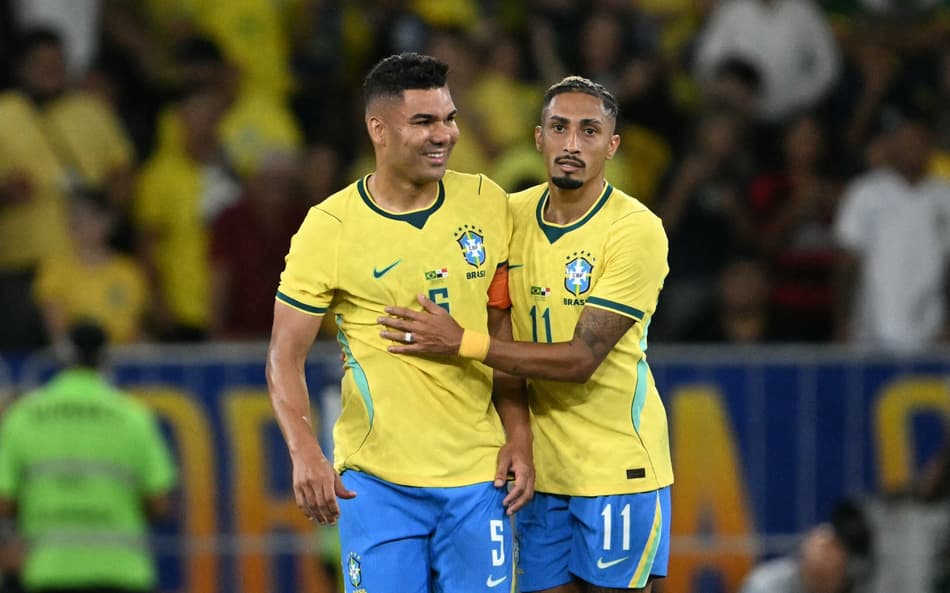 Casemiro e Raphinha se abraçam durante amistoso entre Brasil e Panamá no Maracanã