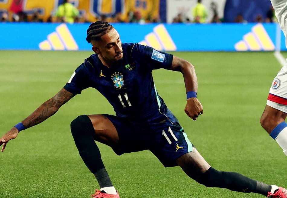Raphinha em ação durante Brasil x Haiti