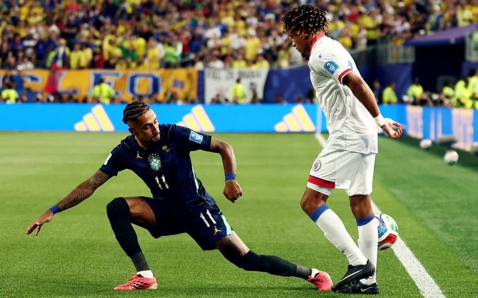 Raphinha em ação durante Brasil x Haiti