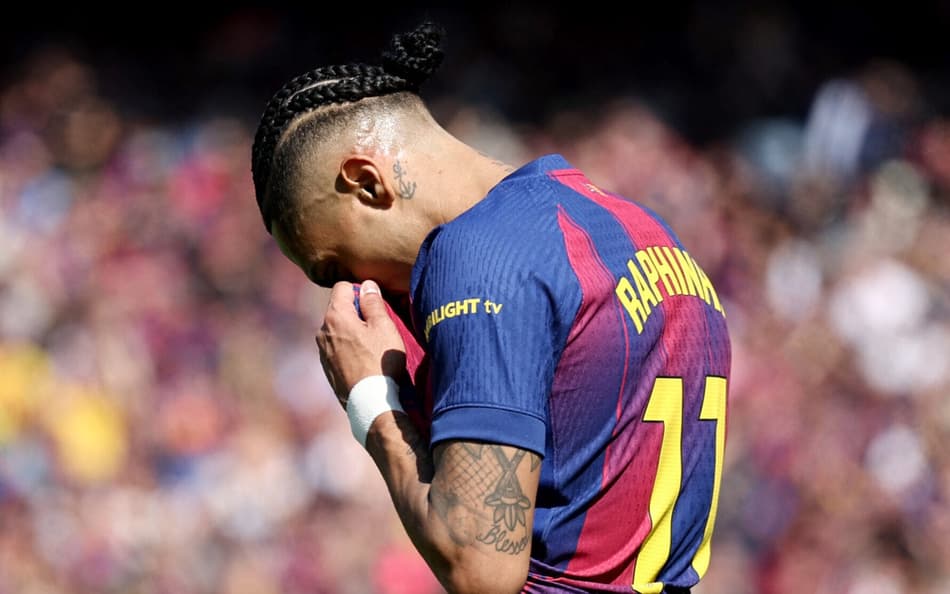 Raphinha lamentando chance no duelo entre Barcelona e Rayo Vallecano (Foto: Josep Lago/AFP)