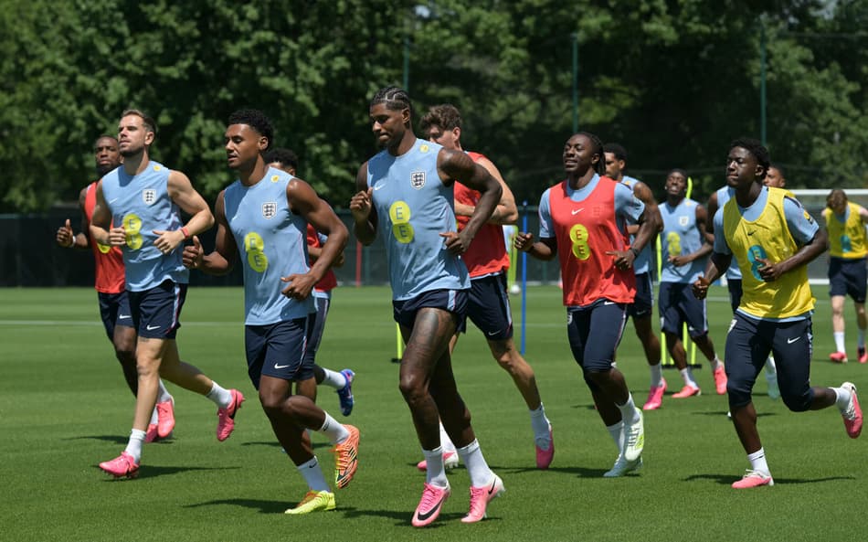 Rashford corre no gramado ao lado de seus companheiros de Inglaterra
