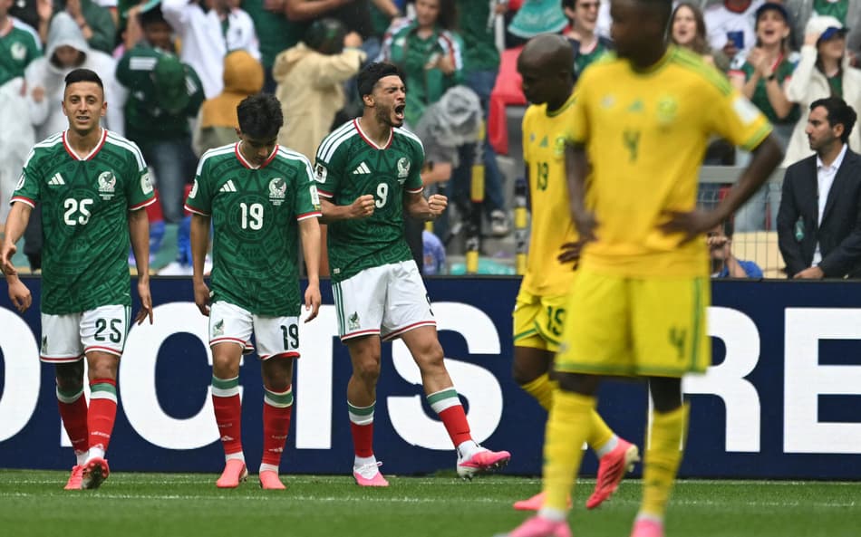 Raúl Jiménez comemora gol do México, enquanto jogadores da África do Sul lamentam derrota na abertura da Copa do Mundo