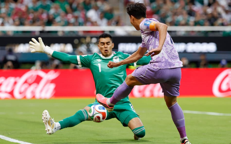 Raul Rangel faz defesa em finalização de Son no jogo entre México e Coreia do Sul, pela Copa do Mundo