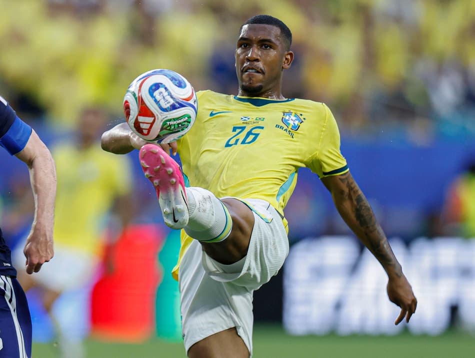 Rayan tenta dominar a bola na partida entre Brasil e Escócia