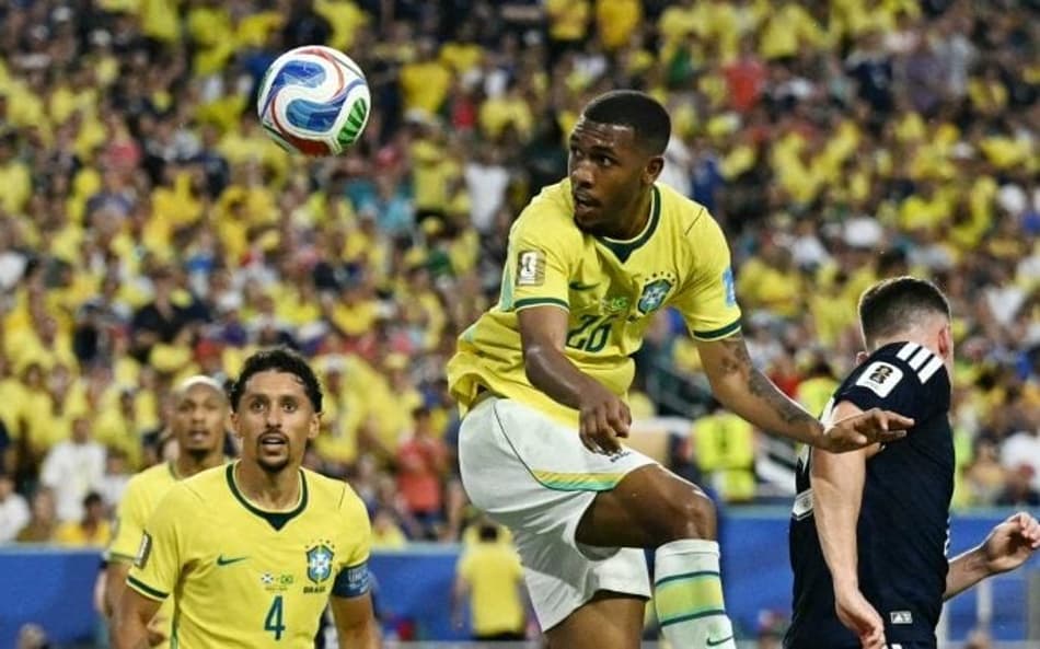 Rayan cabeceia a bola na vitória do Brasil sobre a Escócia