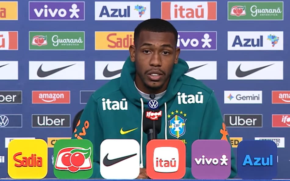 Rayan responde pergunta de jornalista durante coletiva da Seleção Brasileira