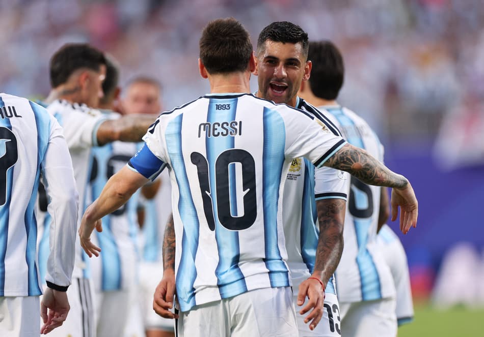 Romero abraça Messi na comemoração do gol da Argentina sobre a Argélia, na Copa do Mundo