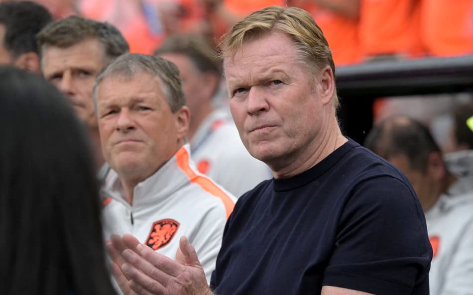 Ronald Koeman olhando para cima e aplaudindo a equipe