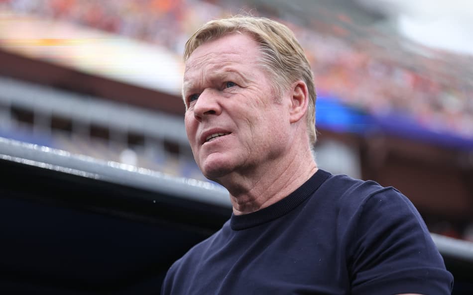 Ronald Koeman, técnico da Holanda, olhando para frente
